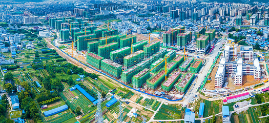 全景航拍视角 房地产开发建设与城中村的鲜明对比